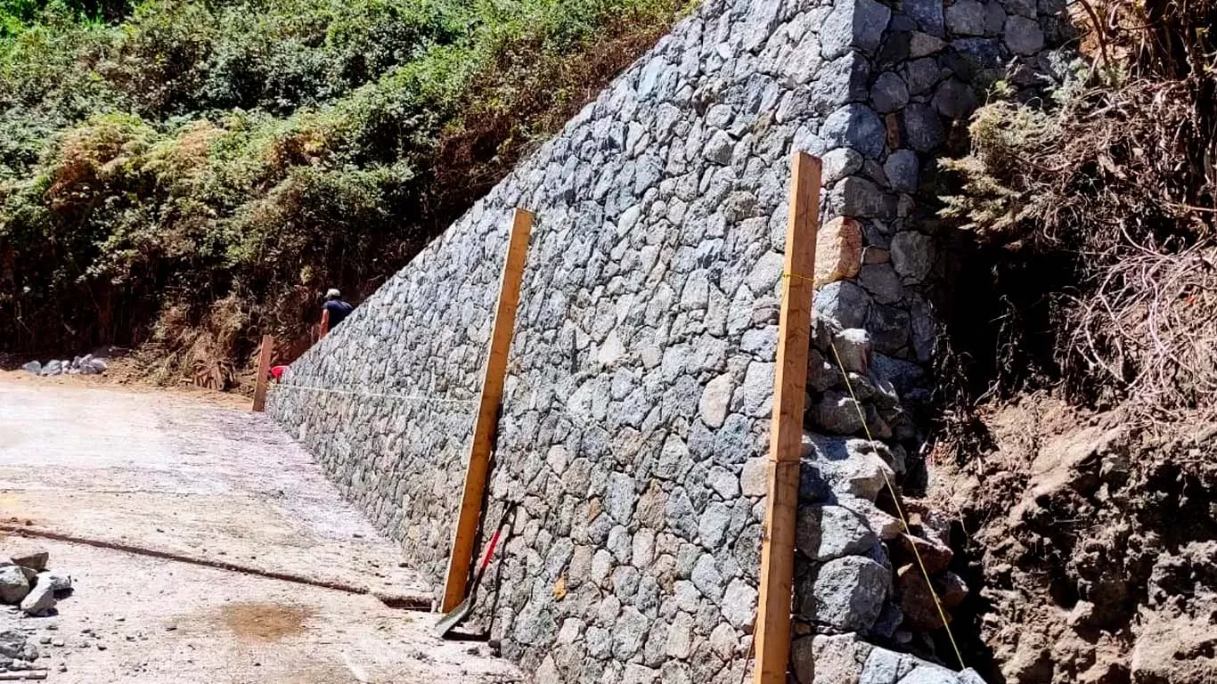 Muro de contención de piedra seca./ TRABAJOSENPIEDRASECA.COM