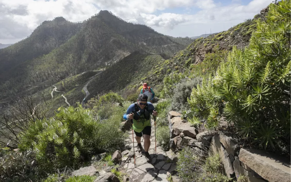 Radiografía del deporte en Canarias: más actividad e inversión, con desafíos en industria e igualdad. En la imagen, un corredor en pleno esfuerzo durante una Transgrancanaria. / AH