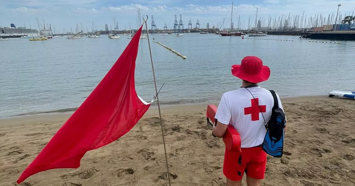 Cruza Roja iza la bandera roja y prohíbe el baño en la parte sur de Las Alcaravaneras por la contaminación de un vertido / ATLÁNTICO HOY