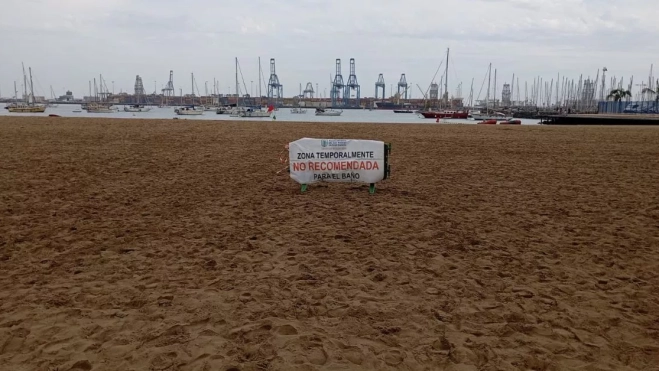 Cartel que anuncia el cierre temporal de la playa de Las Alcaravaneras por el vertido del Puerto. / ATLÁNTICO HOY Cartel que anuncia el cierre temporal de la playa de Las Alcaravaneras por el vertido del Puerto. / ATLÁNTICO HOY
