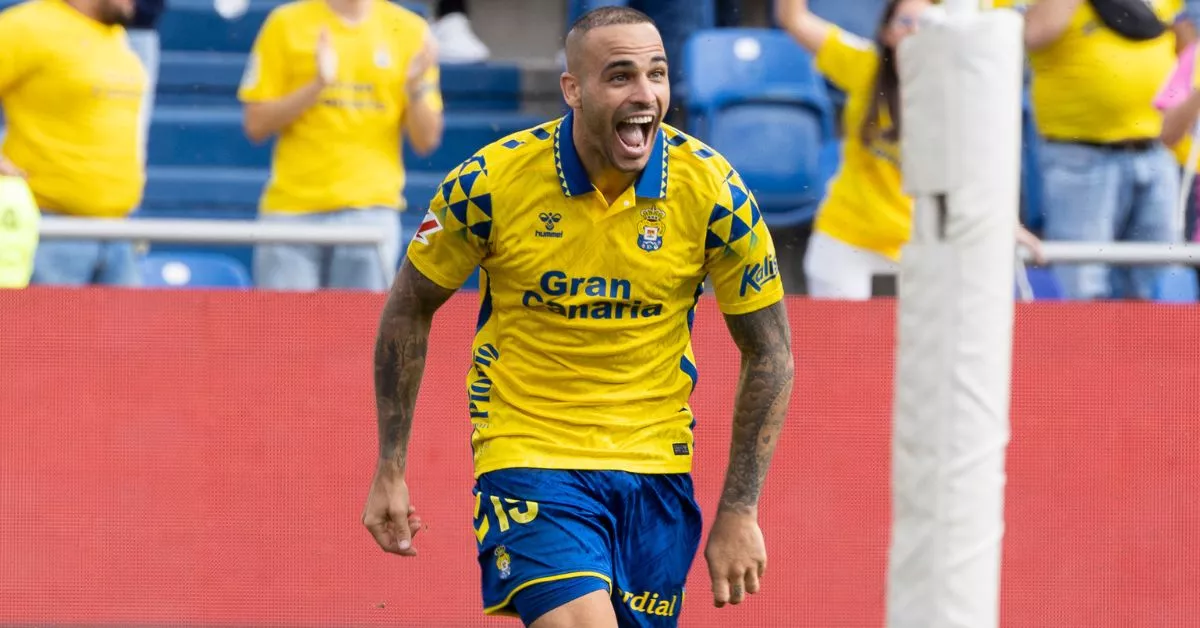 El delantero de la Unión Deportiva Las Palmas Sandro Ramírez celebra tras anotar su segundo gol, durante el partido correspondiente a la jornada décimo sexta de LaLiga EA Sports que disputan este sábado Estadio de Gran Canaria. /EFE/QUIQUE CURBELO