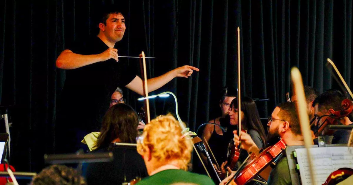 Rodolfo Barráez en el ensayo del concierto que la Orquesta Comunitaria de Gran Canaria ofrecerá en el Auditorio Alfredo Kraus. / ATLÁNTICO HOY