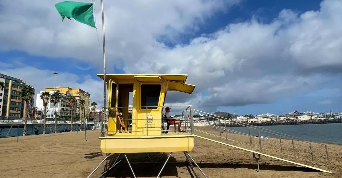 La bandera verde vuelve a Las Alcaravaneras al no encontrarse en la playa restos del vertido del Puerto de Las Palmas. / ATLÁNTICO HOY