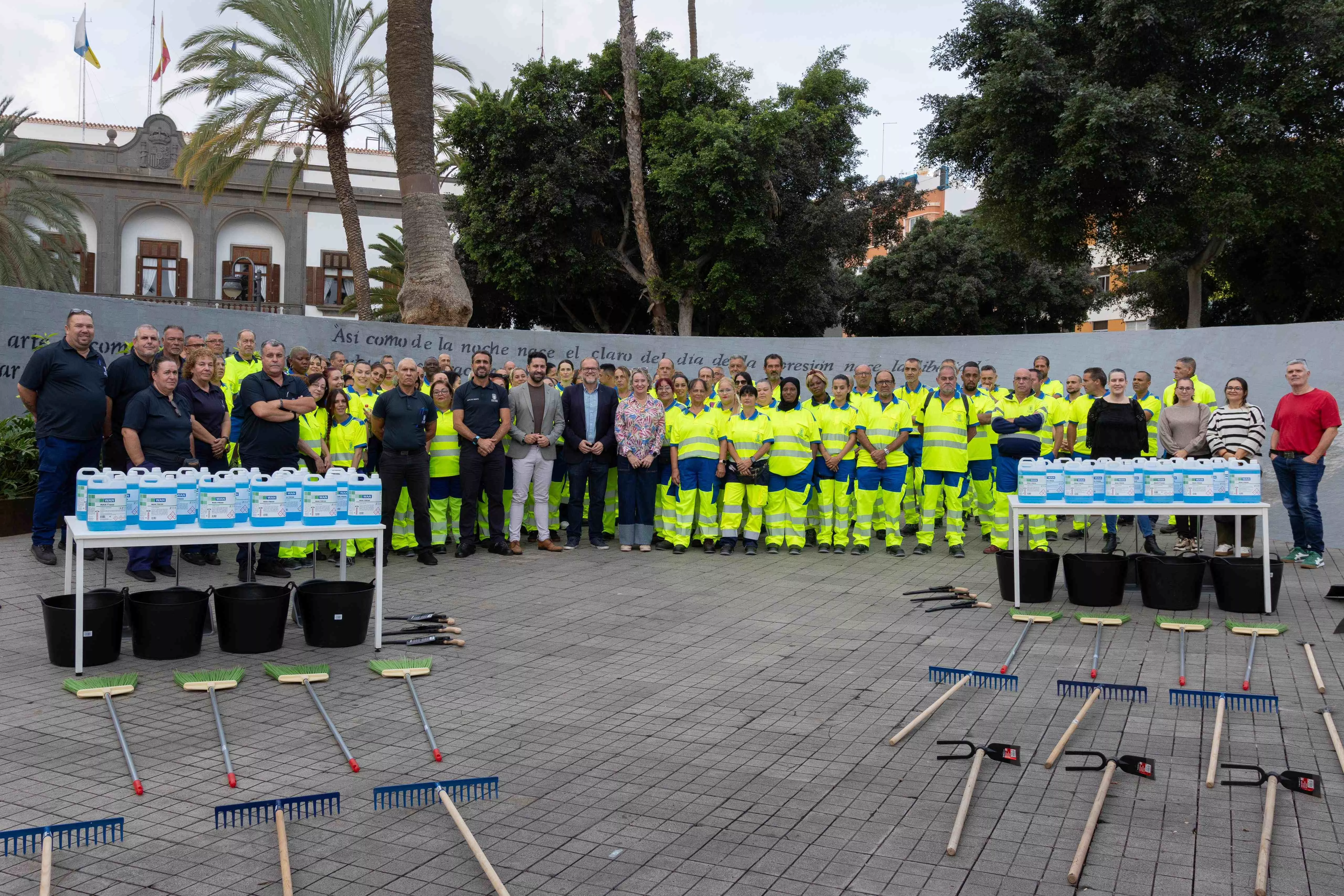 Los nuevos barrenderos de la ciudad, con el personal municipal de Empleo y de Limpieza en la plaza de La Feria. / ATLÁNTICO HOY