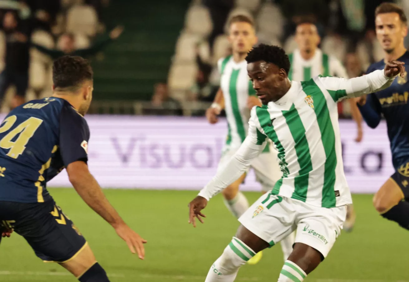 Adilson intenta regatear a Gayá en el Córdoba - CD Tenerife./ X - CÓRDOBA CF Adilson intenta regatear a Gayá en el Córdoba - CD Tenerife./ X - CÓRDOBA CF