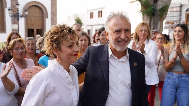 Imagen de Candelaria Mendoza junto a Ángel Víctor Torres / EUROPA PRESS Imagen de Candelaria Mendoza junto a Ángel Víctor Torres / EUROPA PRESS