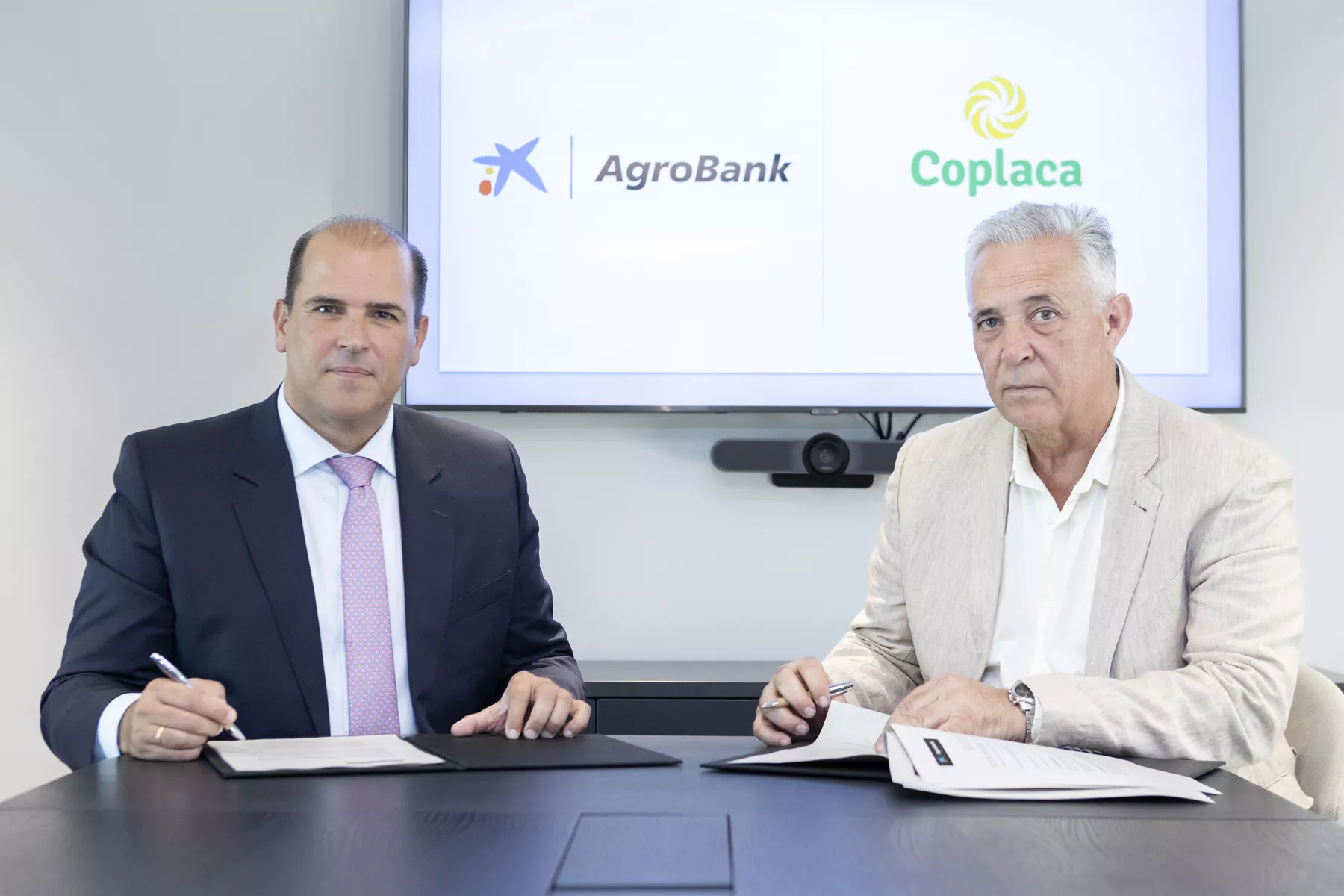 El director territorial de CaixaBank en Canarias, Manuel Afonso, y el presidente de Coplaca, Víctor Manuel Martín, durante la firma./ CEDIDA