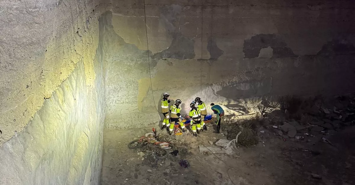 Un motorista cae a un estanque en Granadilla de Abona. / BOMBEROS DE TENERIFE