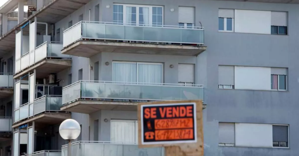 Unas viviendas con un cartel de venta / EFE