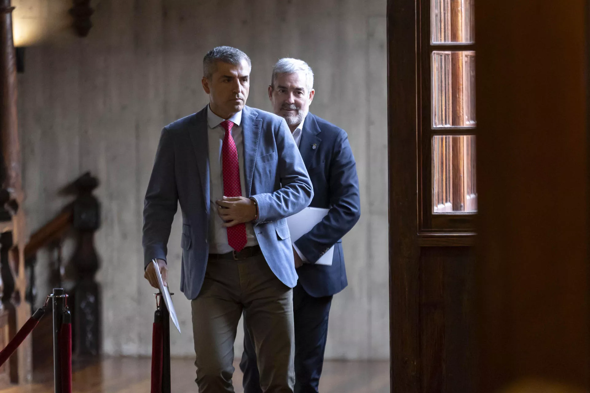 Para Barragán el PP "no ha estado a la altura" en la negociación migratoria para Canarias. Manuel Domínguez (PP) y Fernando Clavijo (CC), en a imagen, antes de la reunión del Pacto Migratorio. / MIGUEL BARRETO-EFE