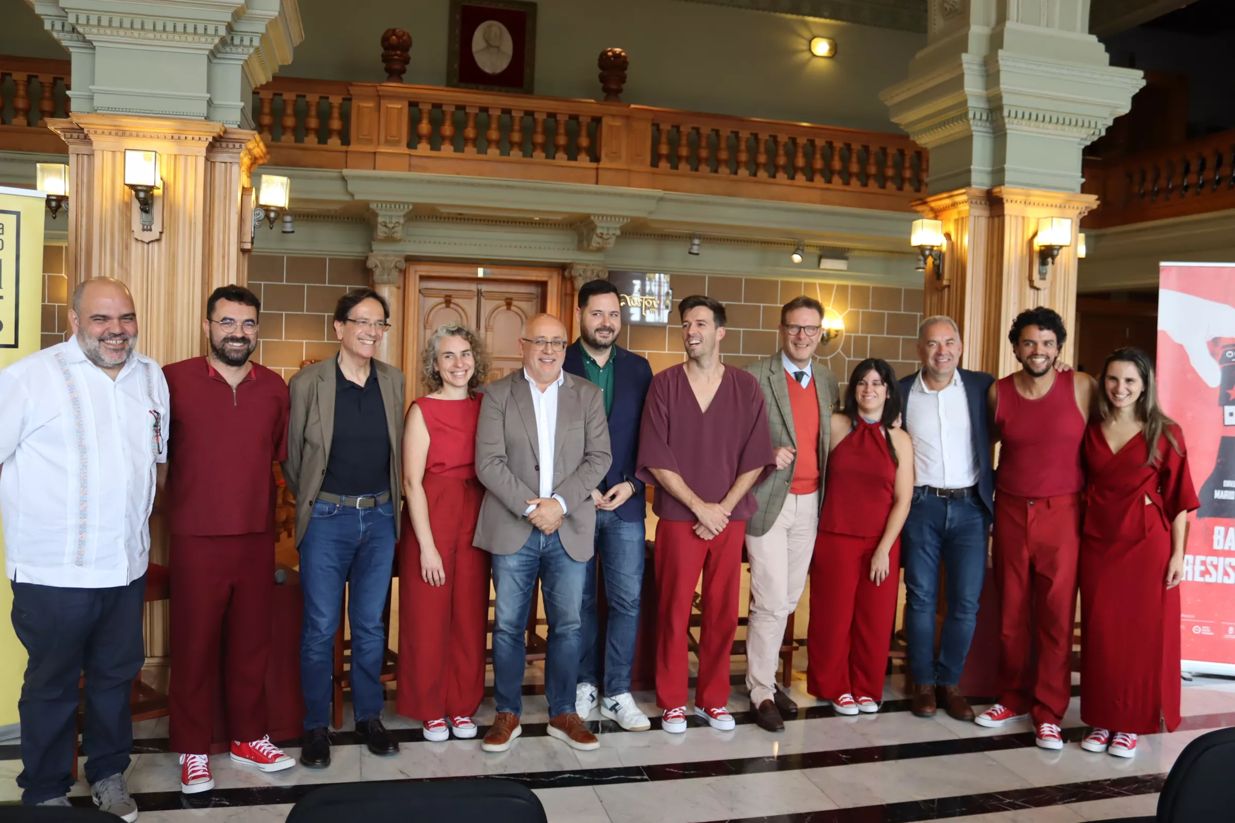 El Teatro Pérez Galdós estrena ‘Bar La Resistencia’, una comedia sobre gentrificación y vivienda. En la imagen, foto de grupo de los actores con los respresentantes institucionales que apoyan la producción. / AH
