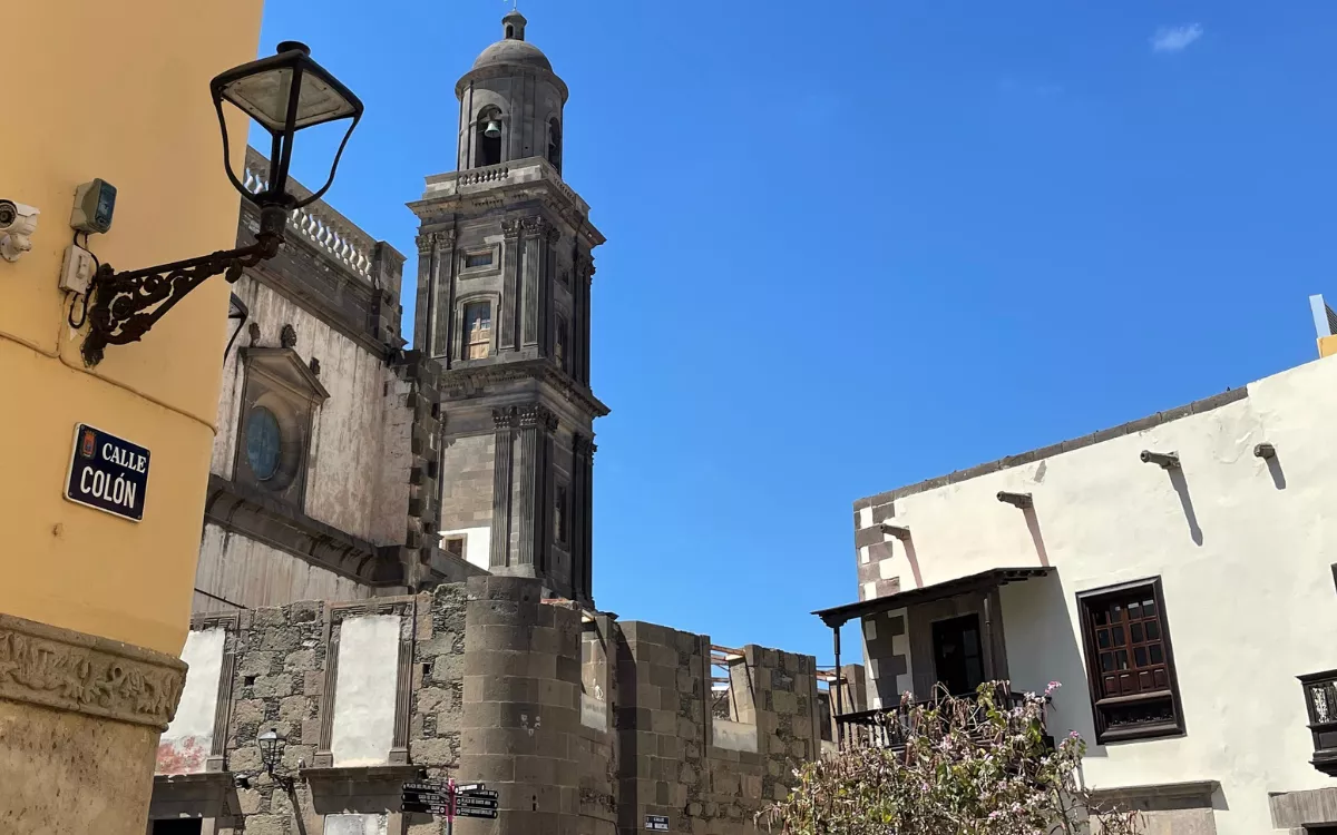 Polémica en el yacimiento de la Catedral de Santa Ana: ¿Patrimonio o parque temático? En la imagen, el Ala Norte desde la calle Colón. / AH