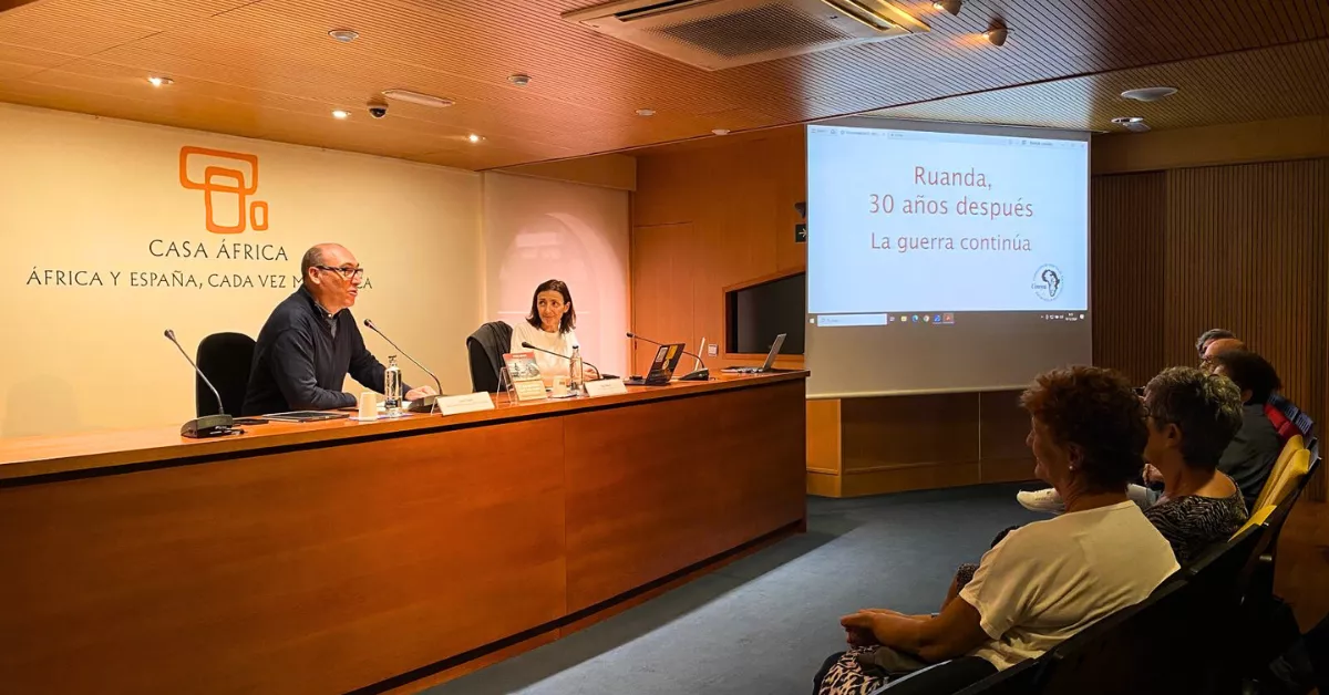 La periodista y escritora Rosa Moro presenta su libro  'El genocidio que no cesa' en Casa África / AH