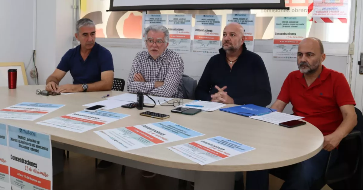 Representantes de los sindicatos UGT, CCOO, ANPE y SIAT (de izquierda a derecha) informan de las dos concentraciones convocadas para exigir un acuerdo para Muface. / AINOHA CRUZ-AH