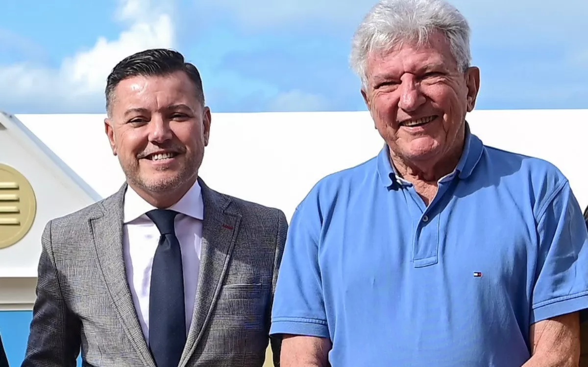 Teodoro Sosa, tras la moción de censura en Agaete: "En política no todo vale, y no nos van a tumbar". En la imagen, el líder del BNR junto a Pedro Quevedo. / AH 