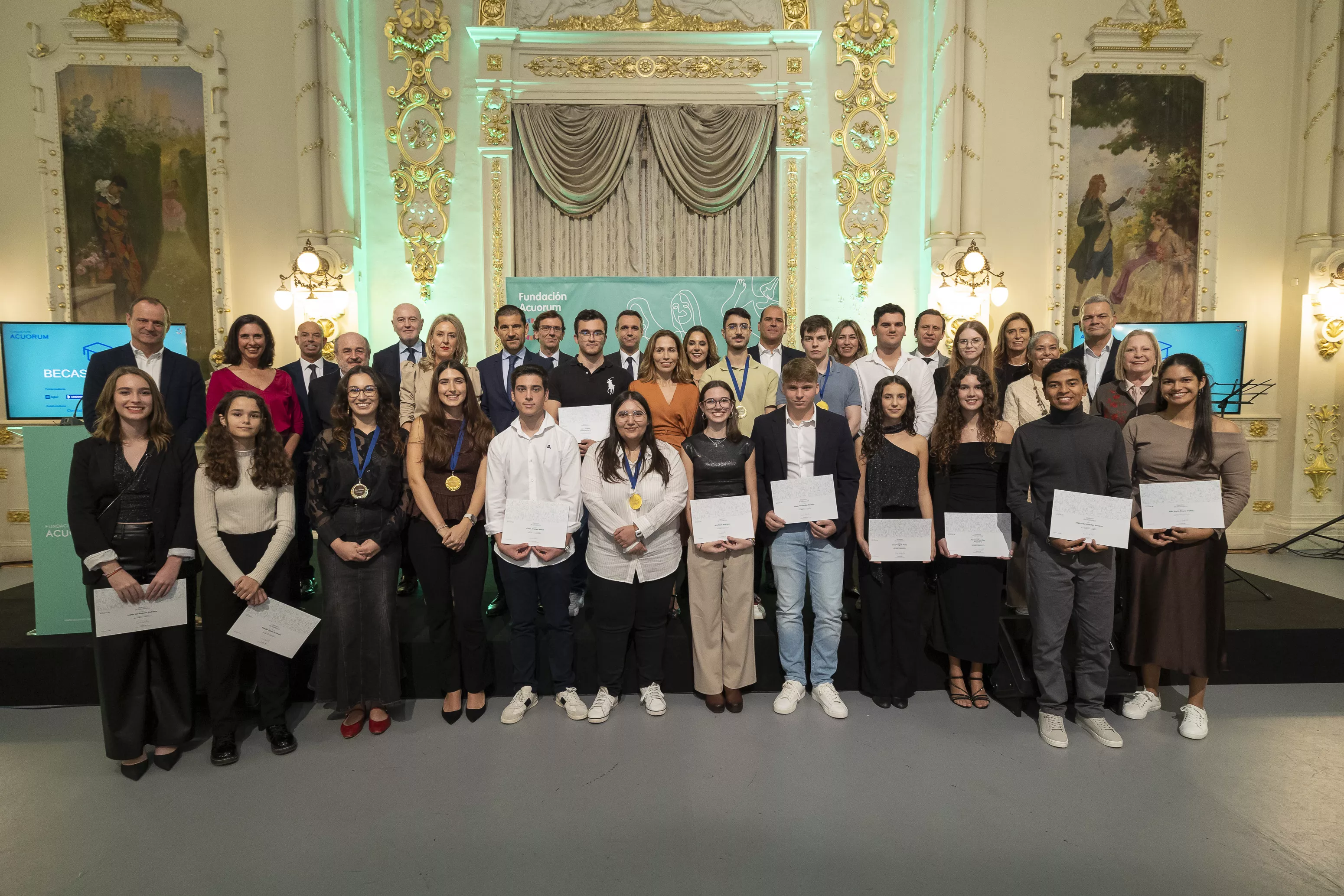 Foto de familia con los 30 estudiantes que reciben las Becas Talento de la Fundación Acuorum. / AH