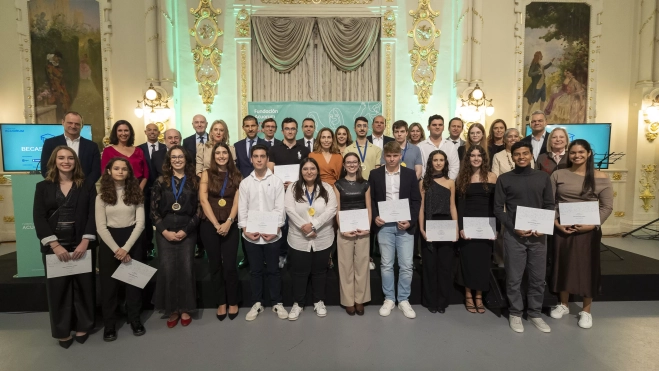 Foto de familia con los 30 estudiantes que reciben las Becas Talento de la Fundación Acuorum. / AH