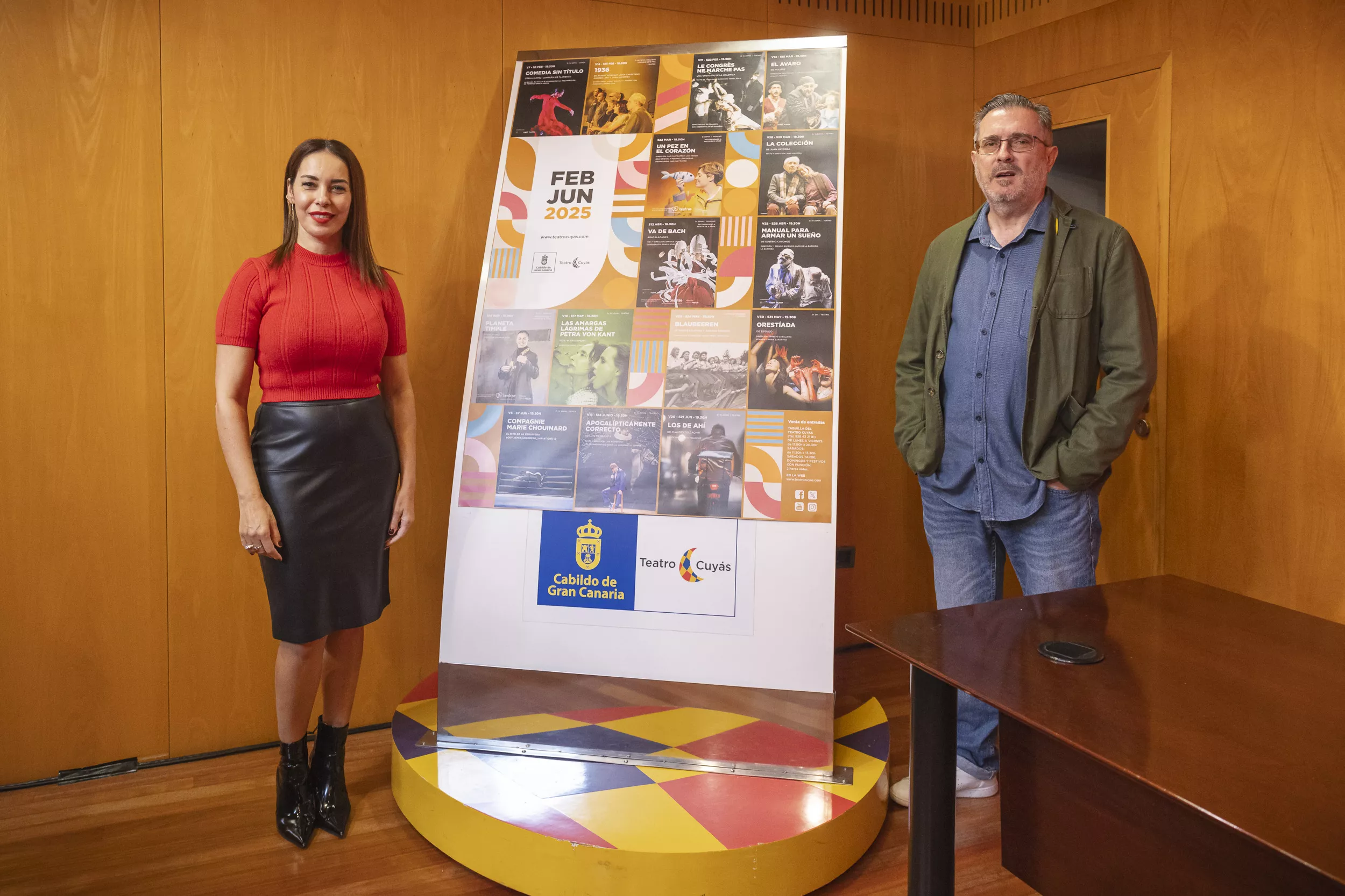 El Teatro Cuyás revela una temporada cargada de teatro político, danza y humor para 2025. En la imagen, Guacimara Medina (consejera de Cultura del Cabildo) y Gonzalo Ubani (director artístico del Cuyás). / AH