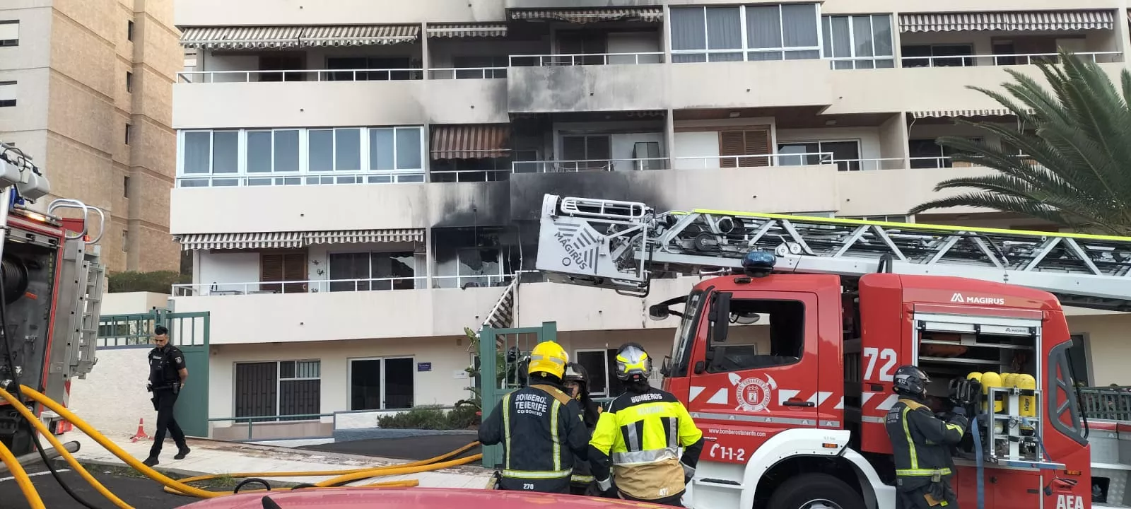 Incendio en un edificio de Santa Cruz de Tenerife. / BOMBEROS DE TENERIFE