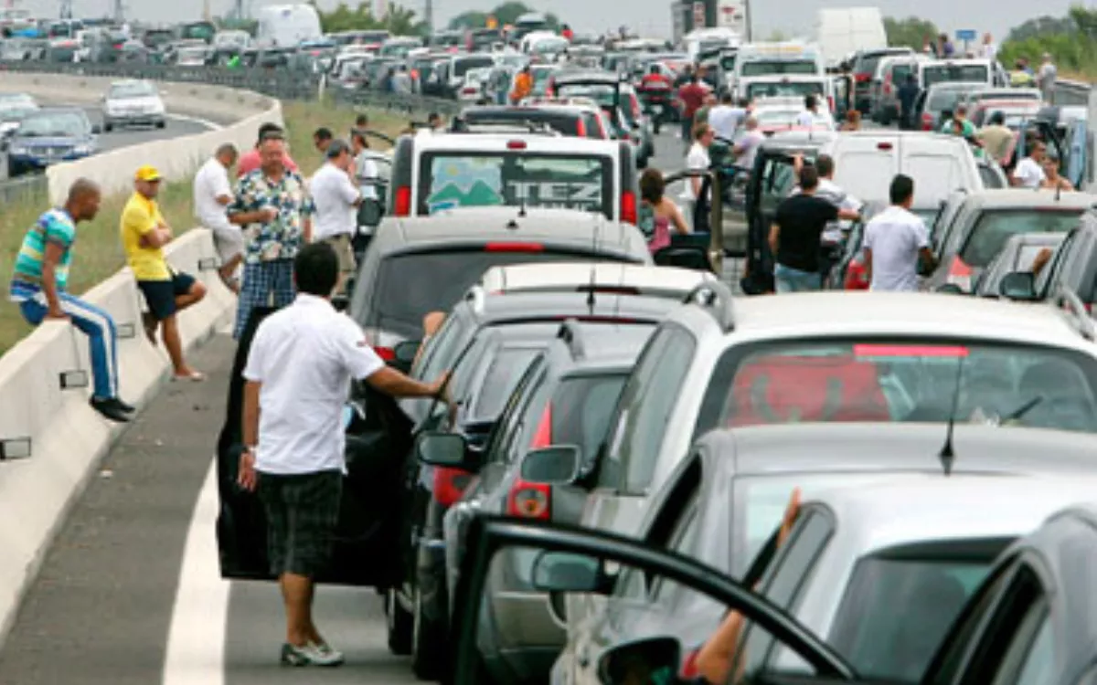 Colapso en la GC-1: el cierre del túnel de La Laja por un accidente genera caos y largas colas. En la imagen, foto de archivo de retenciones en una carretera. / EFE