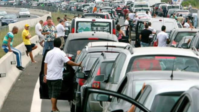 Colapso en la GC-1: el cierre del túnel de La Laja por un accidente genera caos y largas colas. En la imagen, foto de archivo de retenciones en una carretera. / EFE