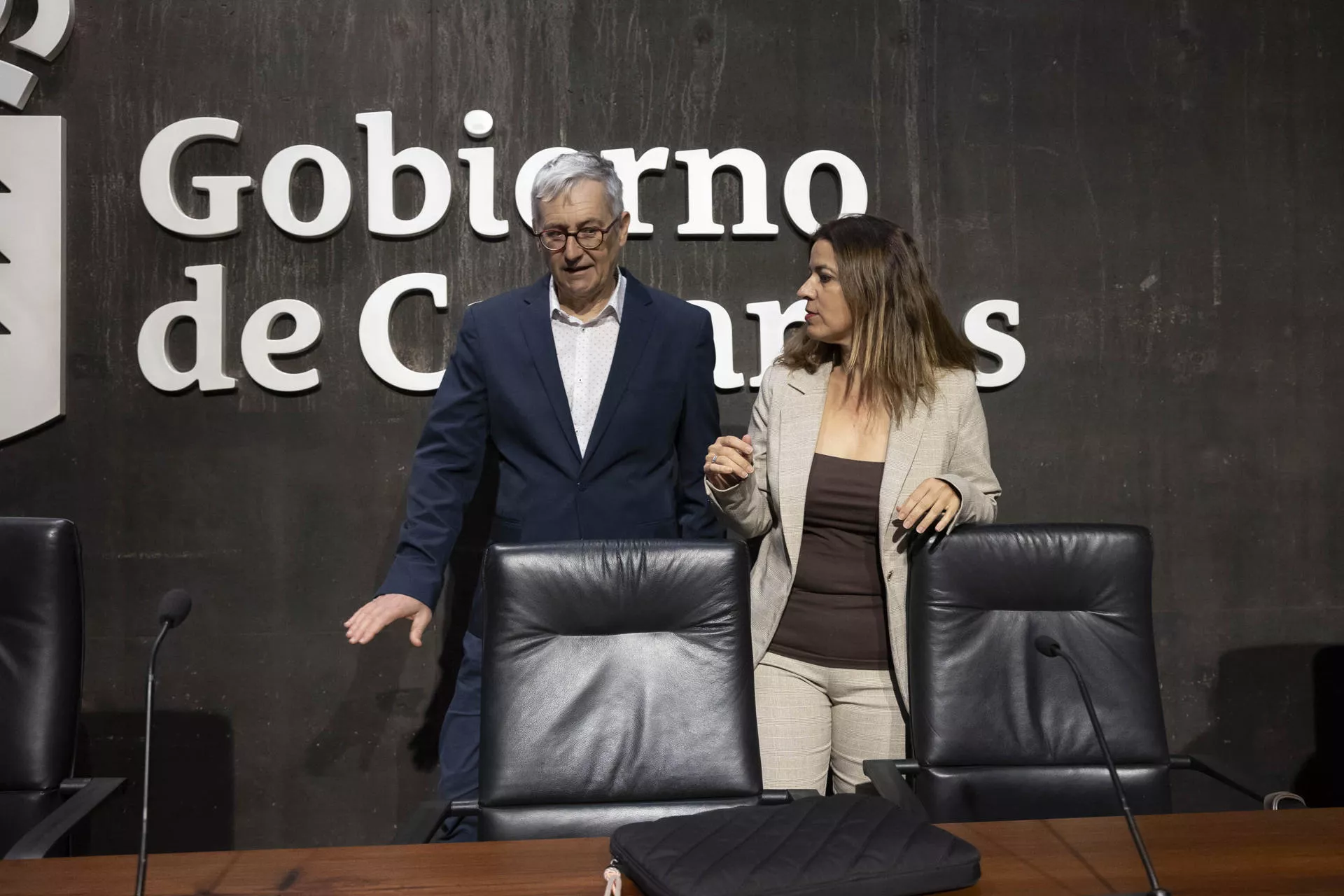 La viceconsejera de Empleo del Gobierno de Canarias, Isabel León (d), y el director del Observatorio Canario de Empleo (Obecan), Luis Prieto (i), presentaron este martes el estudio sobre el Mercado Local de Trabajo (MLT) en Tenerife./ EFE/ Miguel Barreto