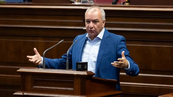 El diputado de Nueva Canarias, Luis Campos, quien propuso la creación de un impuesto a las estancias turísticas. EFE El diputado de Nueva Canarias, Luis Campos, quien propuso la creación de un impuesto a las estancias turísticas. EFE