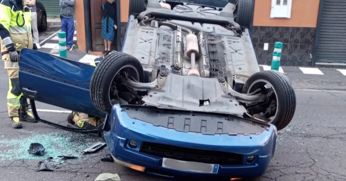 Coche volcado en Santa Úrsula. / BOMBEROS DE TENERIFE 