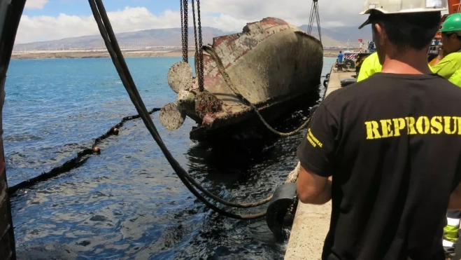 Un empleado de Reprosub trabaja desde tierra para sacar un pecio del muelle. / ATLÁNTICO HOY