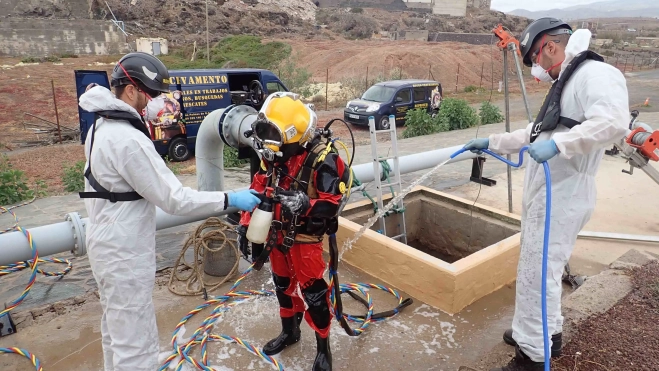 Un buzo de Reprosub prepara el equipo anticontaminación para sumergirse en un pozo negro. / ATLÁNTICO HOY