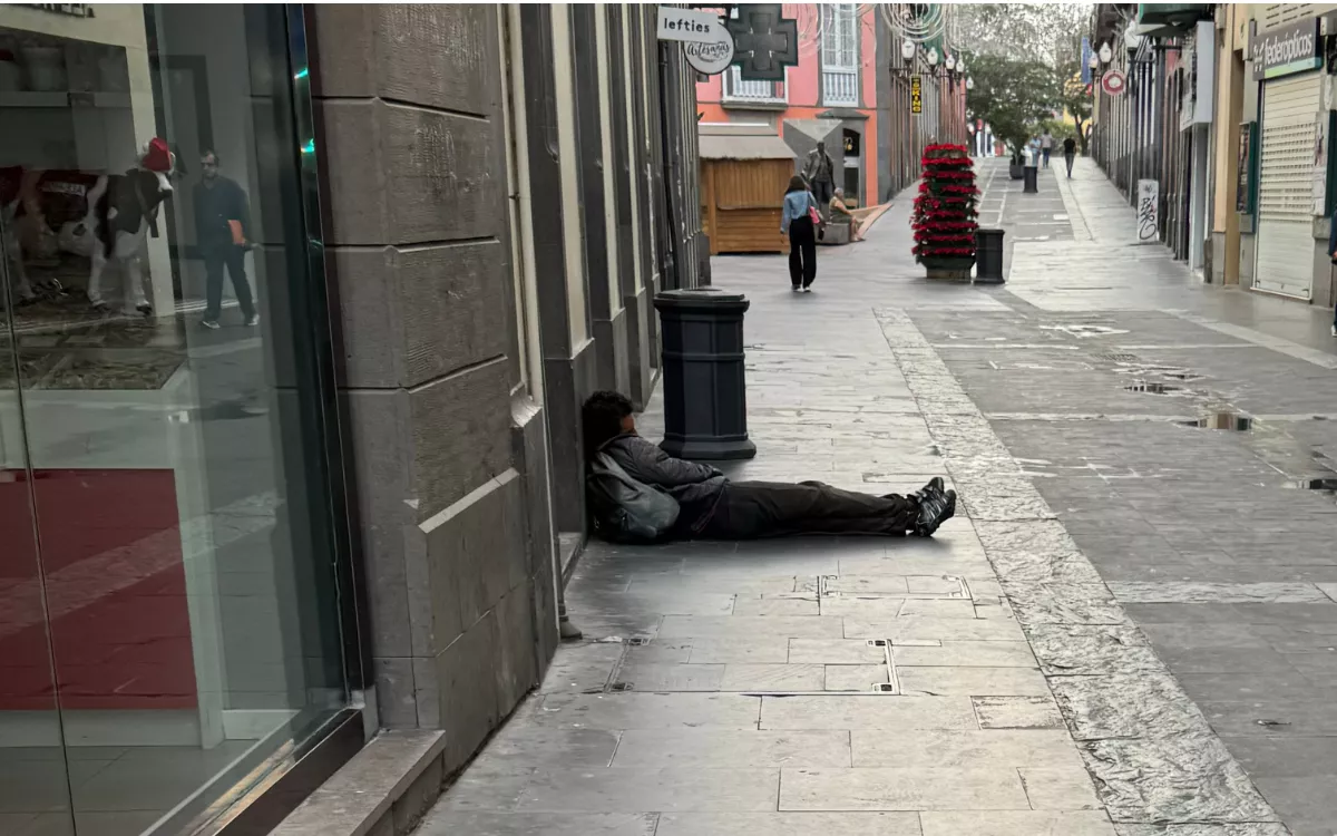 Persona sin hogar en la calle Triana de Las Palmas de Gran Canaria. / AH
