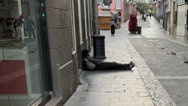 Persona sin hogar en la calle Triana de Las Palmas de Gran Canaria. / AH