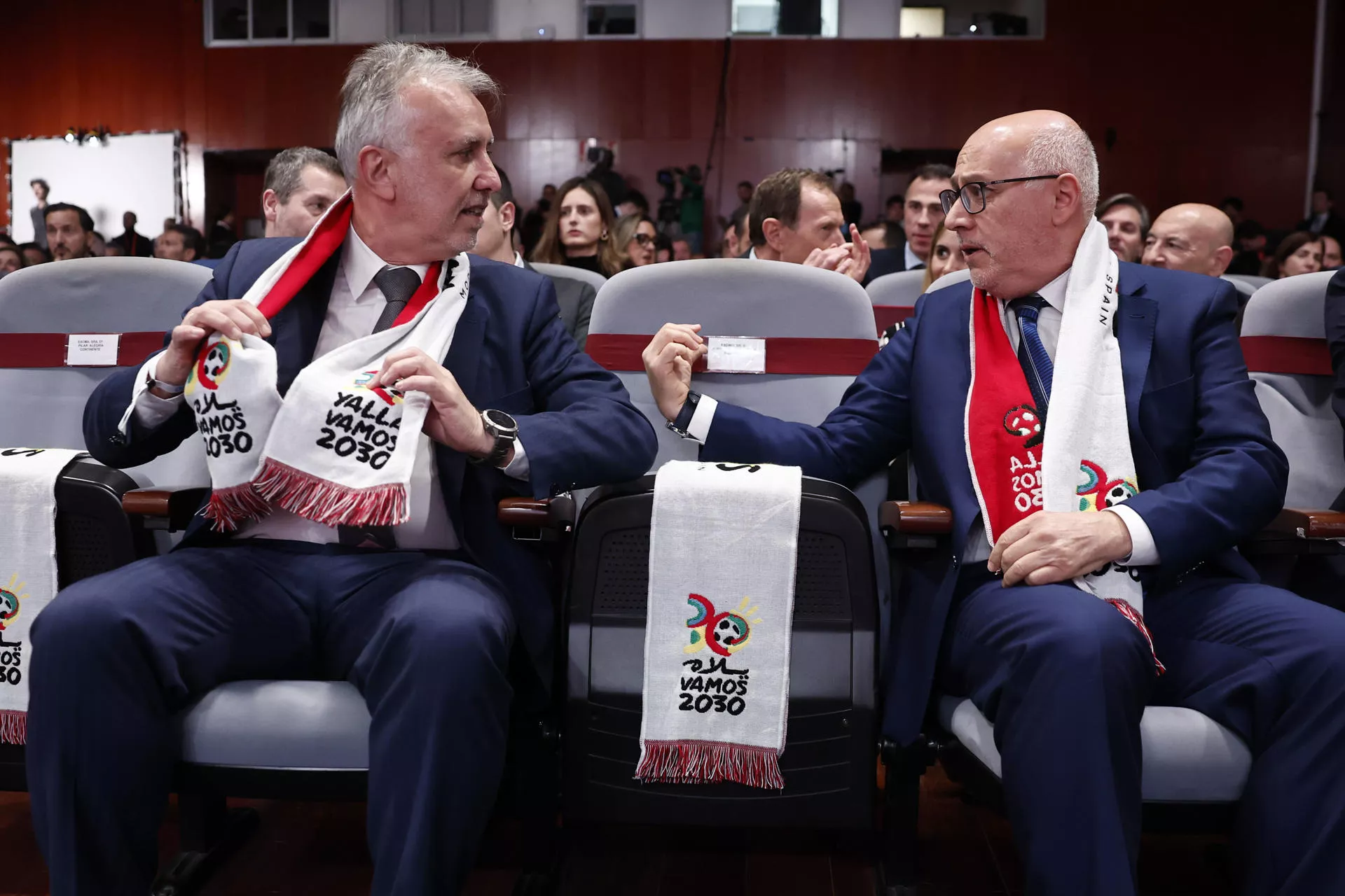 Ángel Víctor Torres dialoga con Antonio Morales en la Ciudad del Fútbol de Las Rozas, minutos antes de que la FIFA confirmara a Gran Canaria como sede del Mundial 2030. / SERGIO PÉREZ-EFE