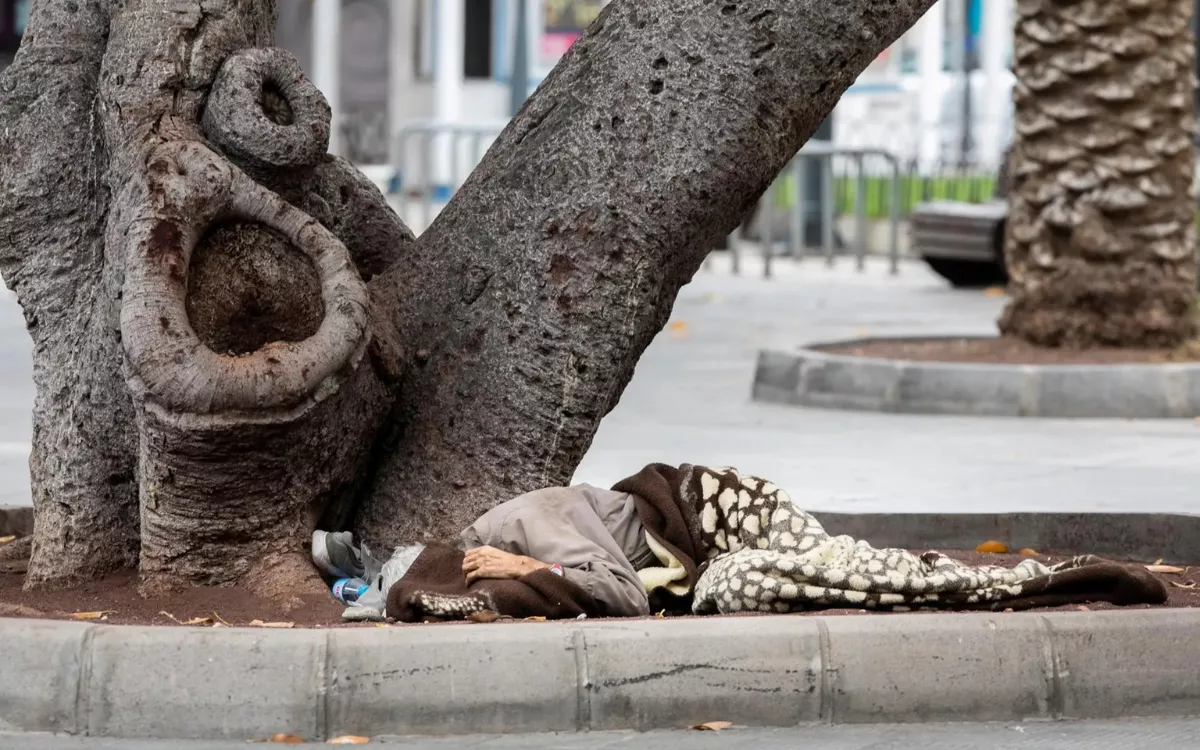 Foto de archivo de una persona durmiendo en el parque de San Telmo, en Las Palmas de Gran Canaria. / QUIQUE CURBELO-EFE