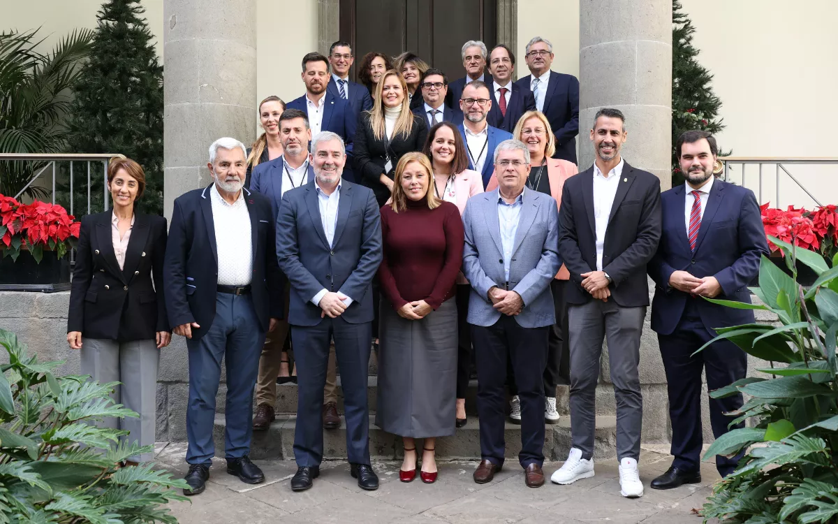 Fernando Clavijo, presidente de Canarias, y Astrid Pérez, presidenta del Parlamento canario, posan con los alcaldes de los municipios turísticos. / AH