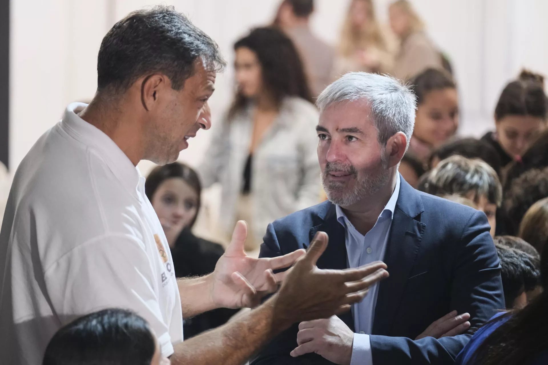 Mario Pestano, tres veces olímpico, dialoga con Fernando Clavijo. / ALBERTO VALDÉS-EFE