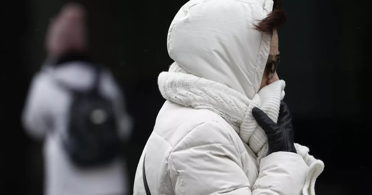 Imagen de una mujer abrigada por el frío / EFE