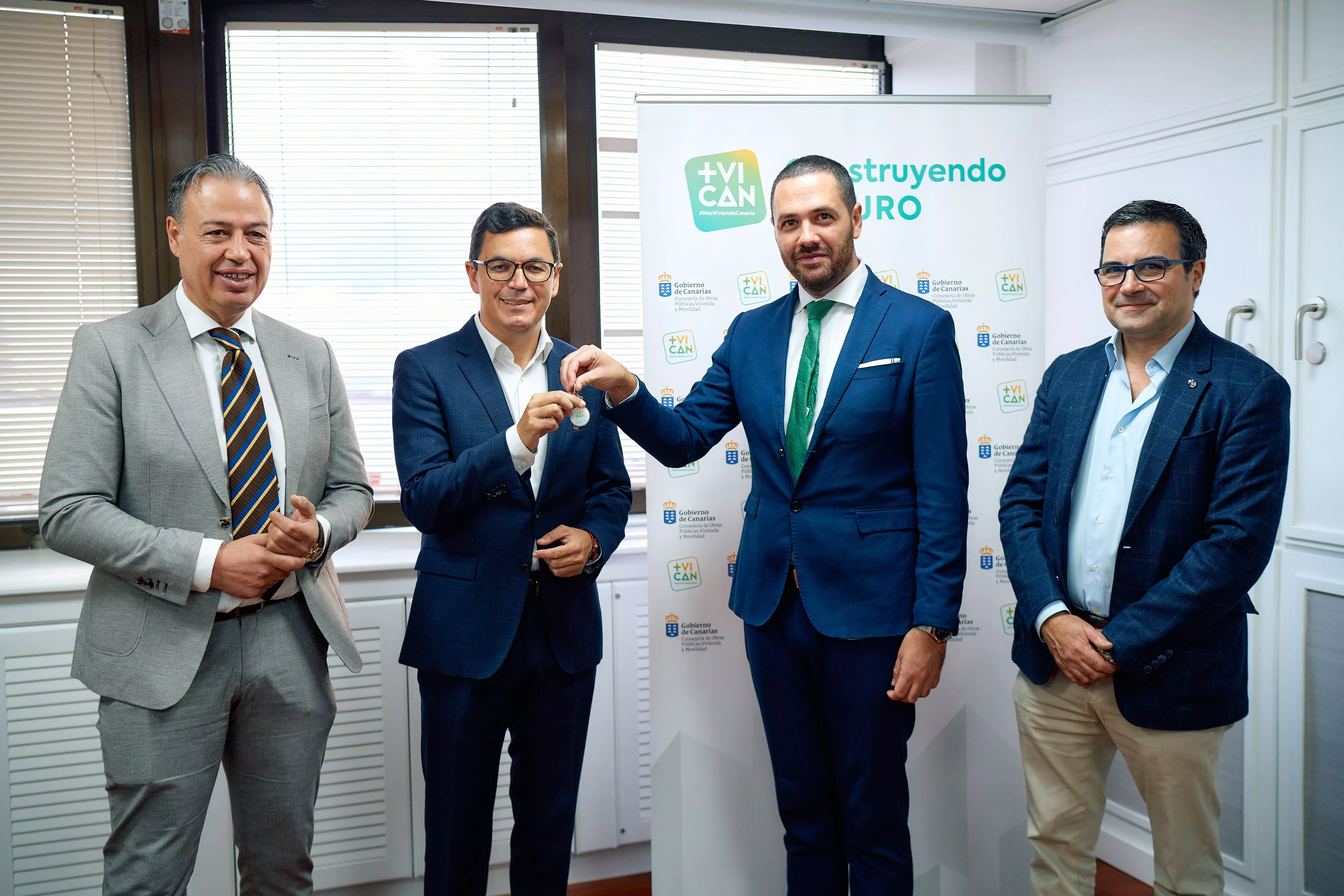 El Gobierno adquiere nueve viviendas del banco malo en Santa Lucía de Tirajana para alquiler social. En la imagen, Pablo Rodríguez, consejero de Obras Públicas, Vivienda y Movilidad del Gobierno de Canarias, recibe las llaves de los inmuebles. / AH
