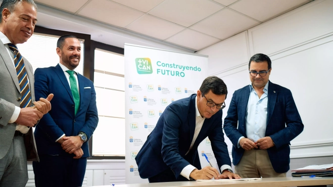 Pablo Rodríguez firma la compra de las viviendas para alquiler social. / AH
