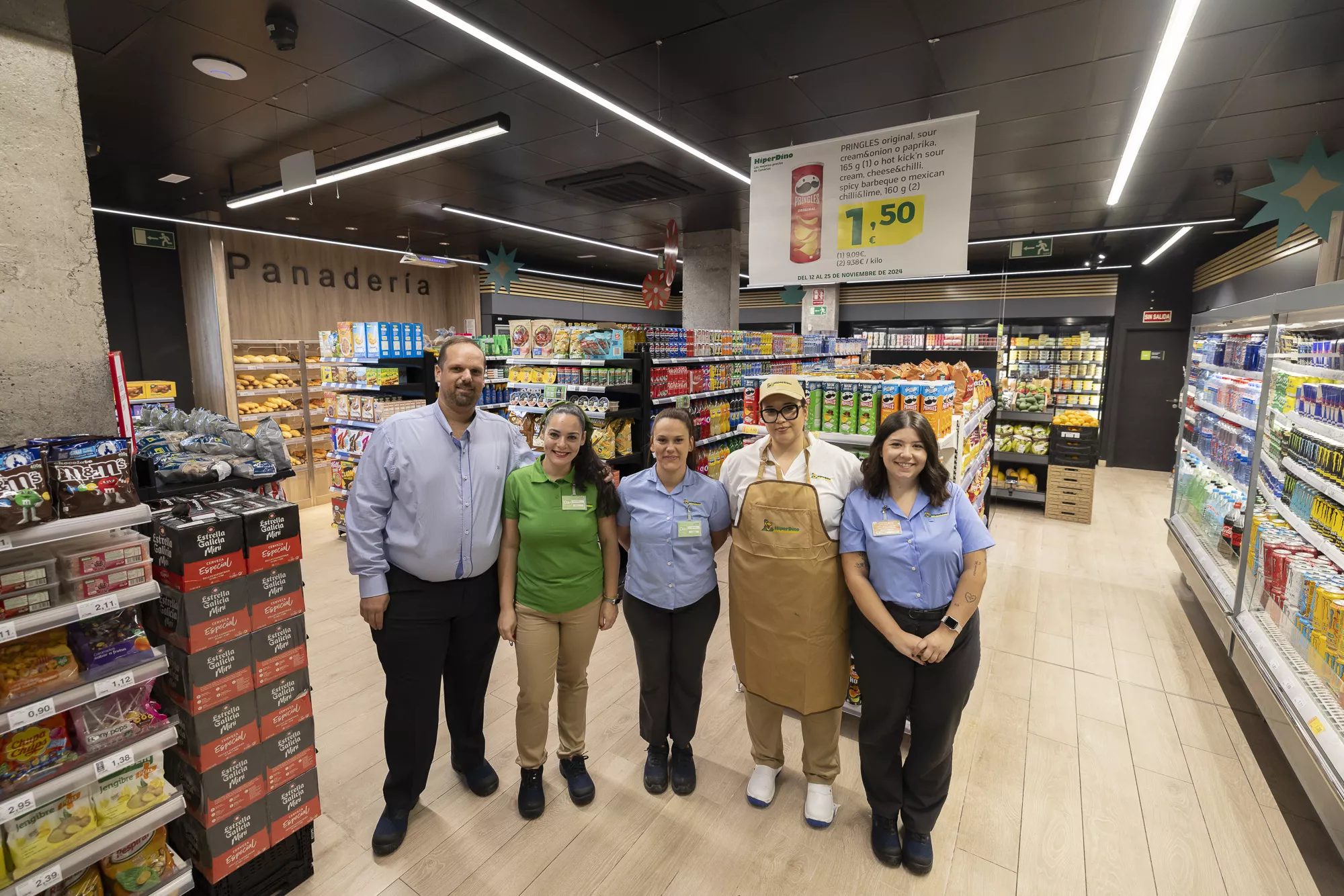 HiperDino supera ya la cifra de 10.000 trabajadores en Canarias. En la imagen, parte del equipo SuperDino Velarde, una de las últimas aperturas de este año de la compañía. / AH