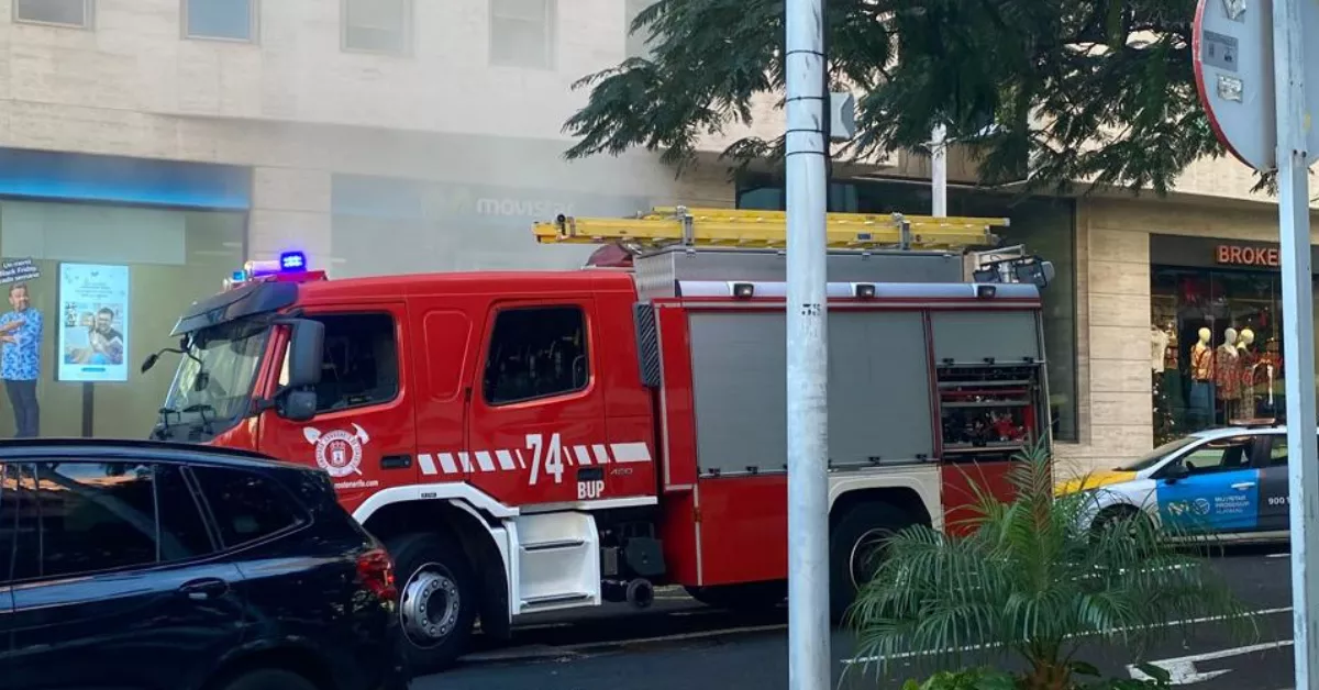 Los bomberos actuando en una tienda del centro de Santa Cruz. / ATLÁNTICO HOY 