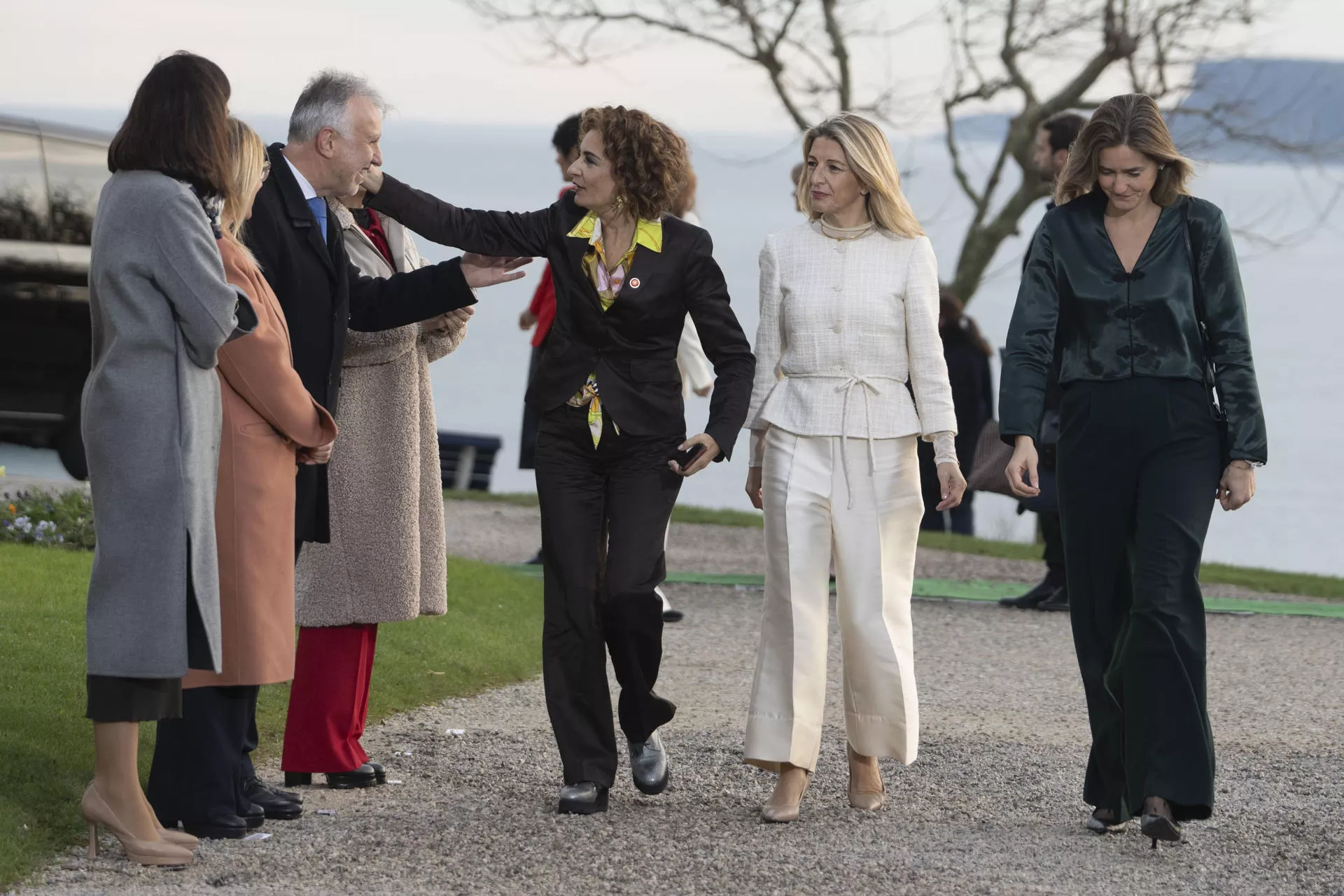  presidenta de Cantabria, María José Sáenz de Buruaga junto al ministro de Política Territorial, Ángel Víctor Torres dan la bienvenida a la vicepresidenta del Gobierno, primera, María Jesús Montero./ EFE