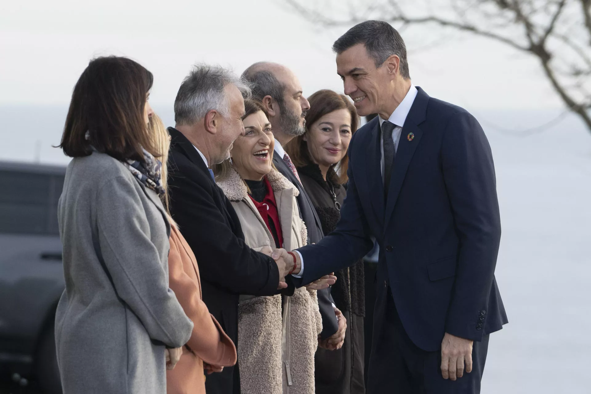La presidenta de Cantabria, María José Sáenz de Buruaga y el ministro de Política Territorial, Ángel Víctor Torres, dan la bienvenida al presidente del Gobierno, Pedro Sánchez./ EFE