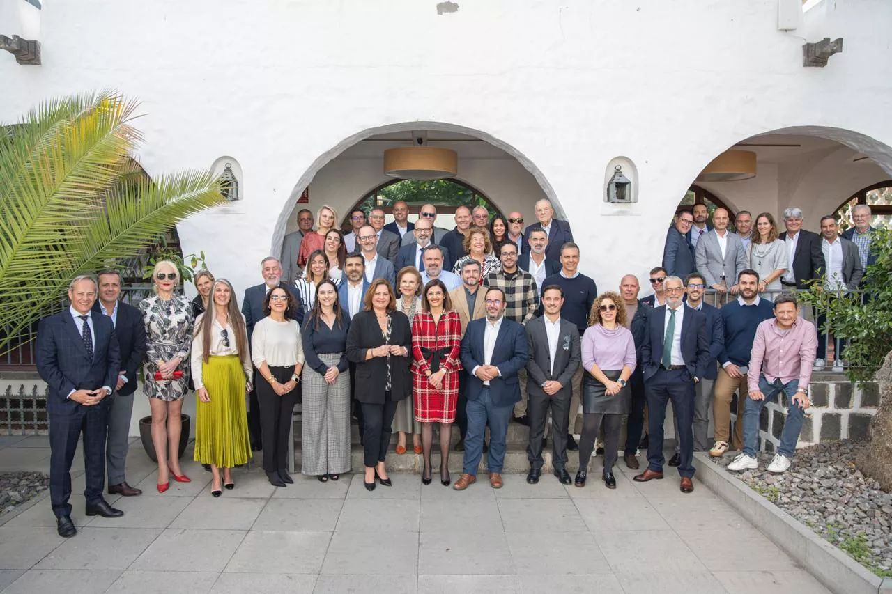 Foto de familia de la Asociación de Consignatarios y Estibadores de Las Palmas. / AH