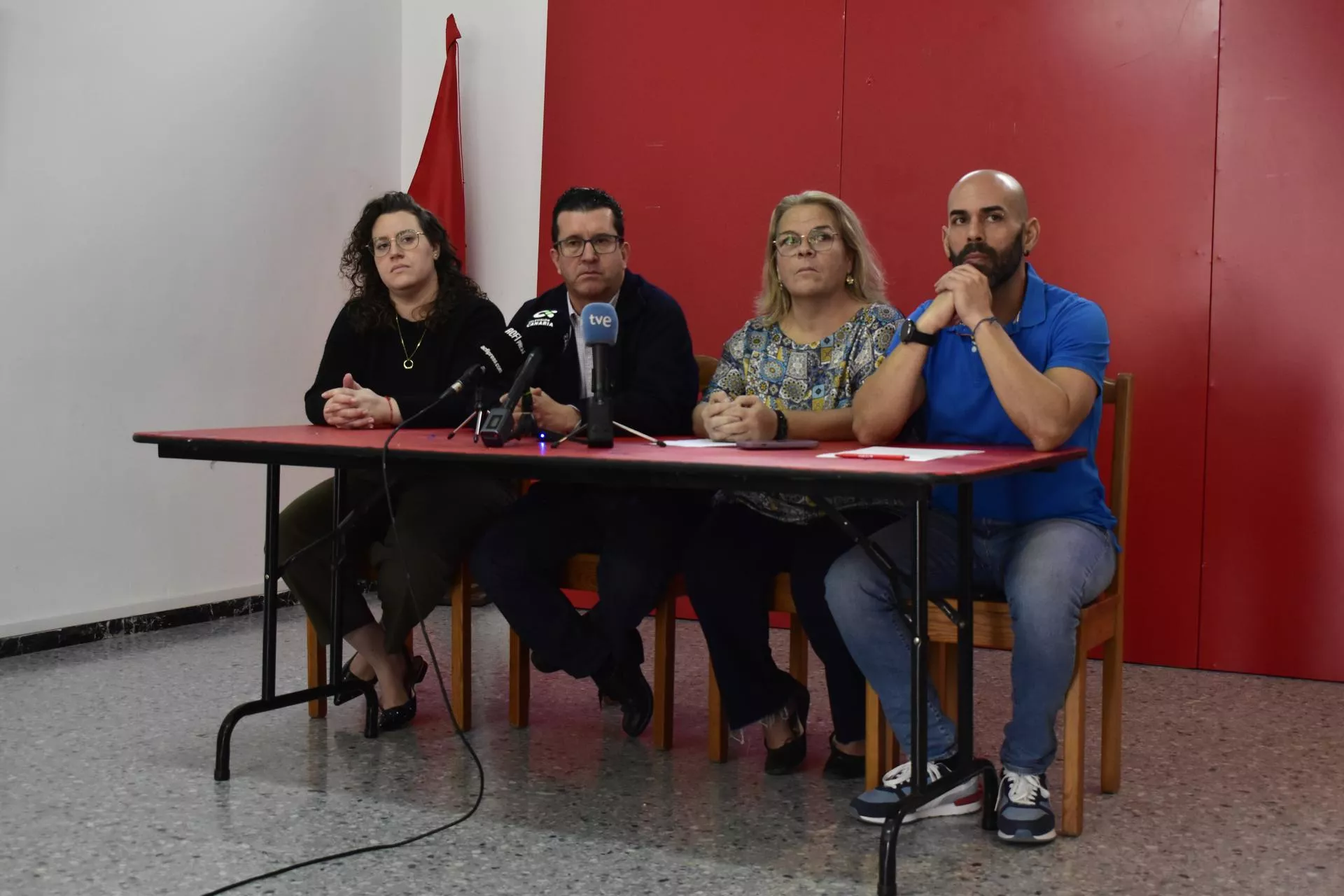 El secretario de Organización del PSOE en Gran Canaria, Juan Jesús Facundo; los ediles socialistas en Agaete, Mario Nuez y Noemí Rosario, y la presidenta de la gestora del partido en esa localidad, Azahara Sosa./ EFE