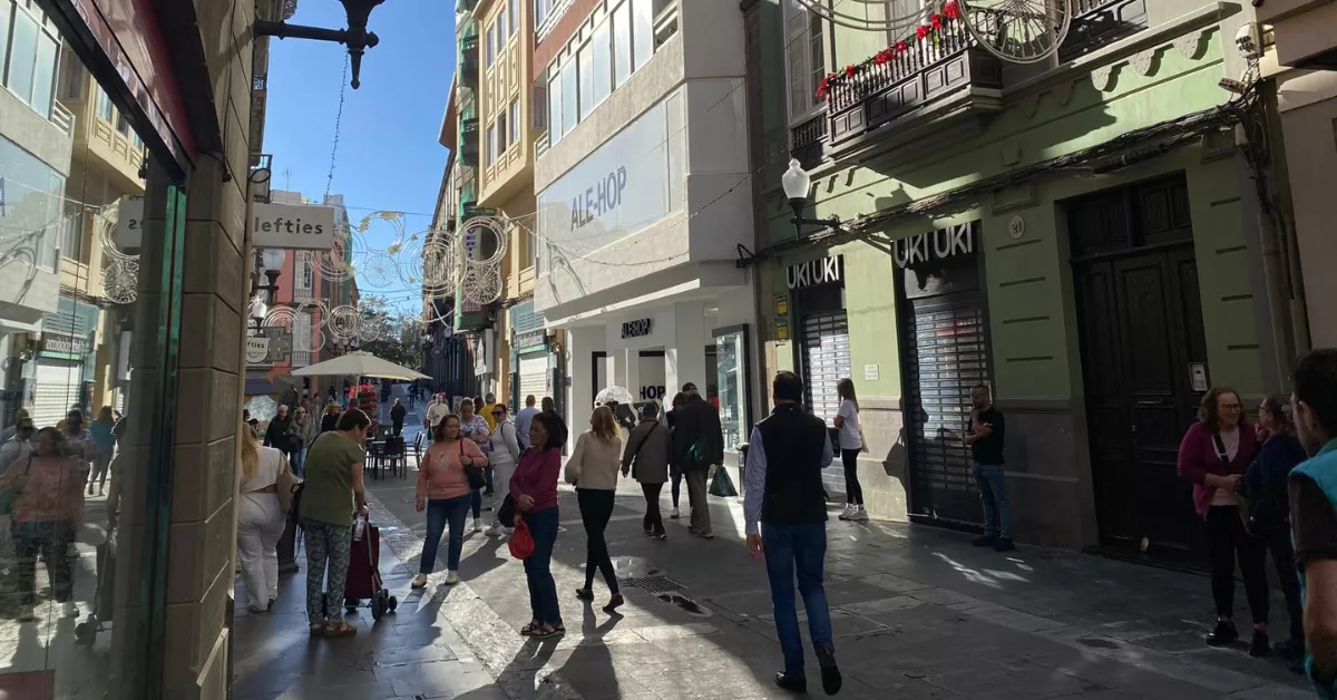 Personas esperando por fuera del Lefties de Triana, en Las Palmas de Gran Canaria / AH