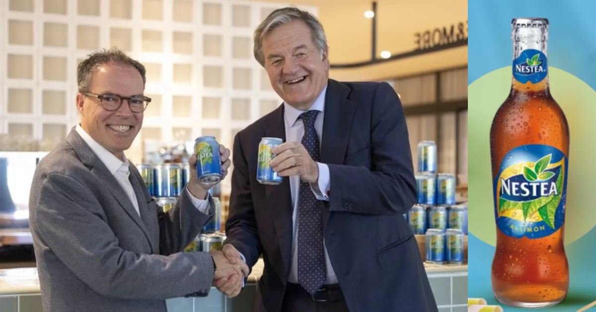  Jordi Llach (i), director general de Nestlé, y Jorge Villavecchia (d), director general de Damm, cierran el acuerdo para la producción y distribución de Nestea./ DAMM