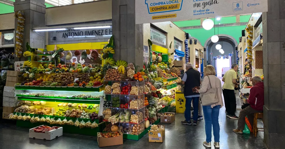 Uno de los puestos del Mercado de Vegueta donde venden papas arrugadas para las cenas de Navidad / AH