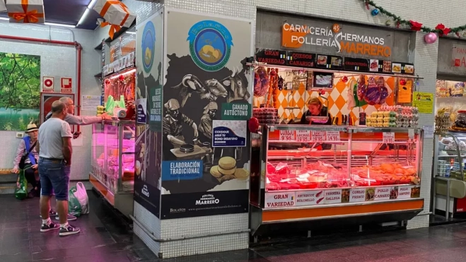 Puesto de carnicería en el Mercado de Vegueta / AH Puesto de carnicería en el Mercado de Vegueta / AH