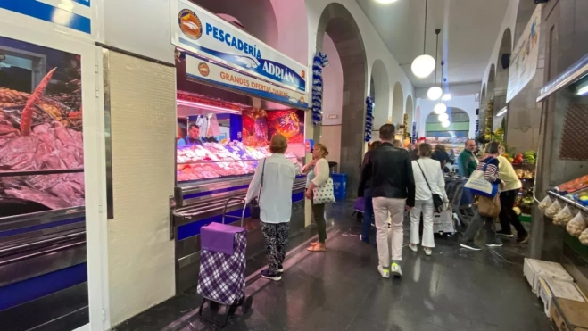 Puesto de pescadería en el Mercado del Puerto / AH Puesto de pescadería en el Mercado del Puerto / AH